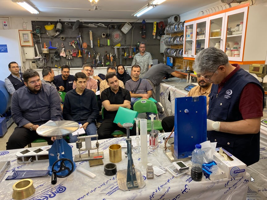 تصویر 1: کلاس عملی دوره سیمان در مرکز تحقیقات بتن