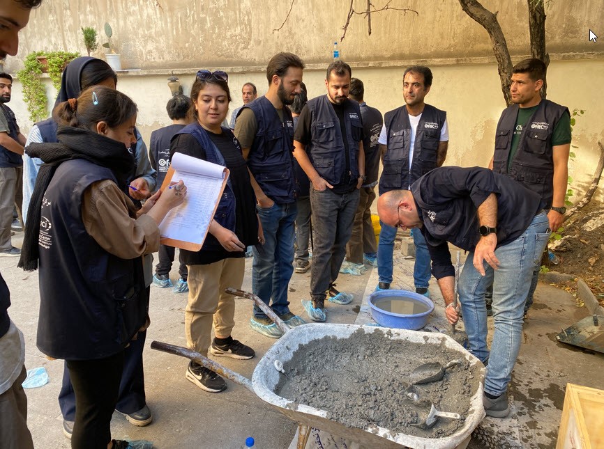 تصویر 4: انجام آزمایشات بتن تازه توسط شرکت کنندگان دوره (آزمایش تعیین اسلامپ بتن)